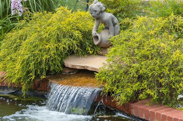 מפל מים טבעי בשילוב פסל 
