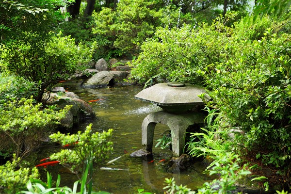גינה יפנית עם פסלון באגם