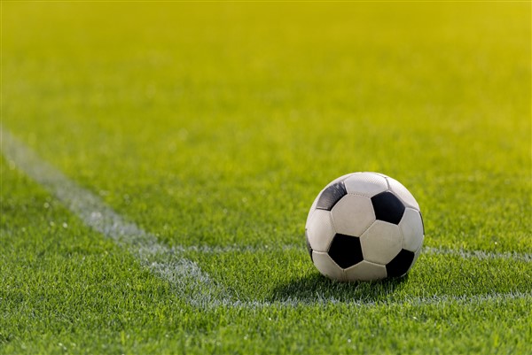 התקנת דשא סינטטי במגרש כדורגל
